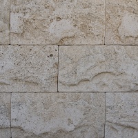 Плитка із травертину Light Split Face and Tumbled 2.1х30,5см х FL (вільна довжина), Скеля бежева з колотою зістареною поверхнею Export